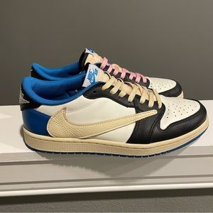 Fragment Design x Travis Scott x
Air Jordan 1 Retro Low